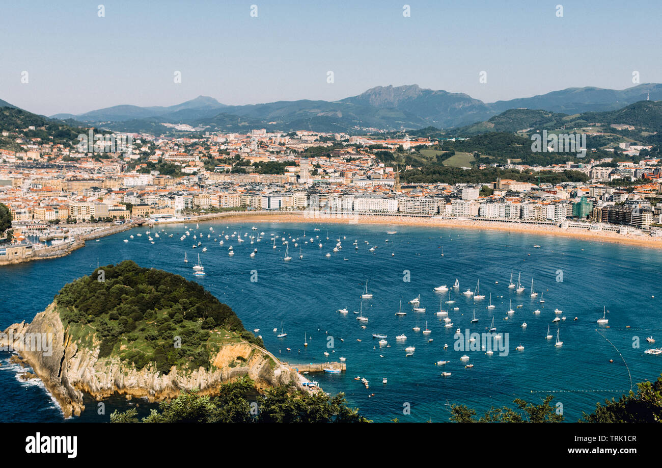 Die Aussicht von der Spitze des Monte Igueldo mit Blick auf die sichelförmige Strand, Playa de la Concha, in San Sebastian, Spanien Stockfoto