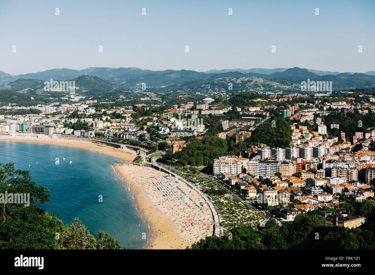 Die Aussicht von der Spitze des Monte Igueldo mit Blick auf die sichelförmige Strand, Playa de la Concha, in San Sebastian, Spanien Stockfoto