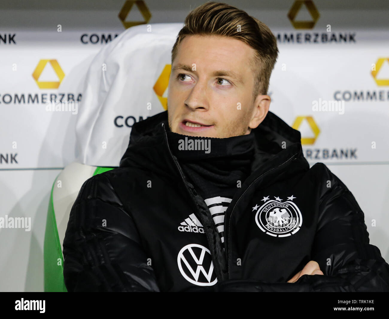 Wolfsburg, Deutschland, 20. März 2019: Deutschland Nationalmannschaft footballer, Marco Reus, auf der Bank sitzen während des Fußballspiels Deutschland gegen Serbien Stockfoto