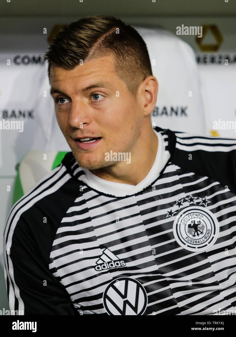 Wolfsburg, Deutschland, 20. März 2019: Deutschland Nationalmannschaft footballer, Toni Kroos, auf der Bank sitzen während der Fußball Spiel Deutschland vs Serbien Stockfoto