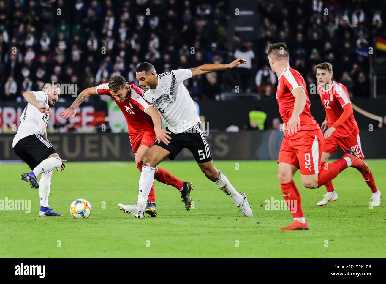 Wolfsburg, Deutschland, 20. März 2019: fussballer Jonathan Tah und Sergej Milinkovic in Aktion während der Fußball Spiel Deutschland vs Serbien Stockfoto