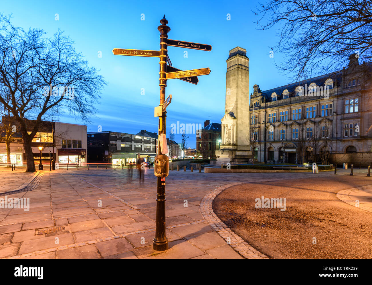 Touristische Richtung Zeichen vor der Kenotaph in Preston, Lancashire, Großbritannien Stockfoto