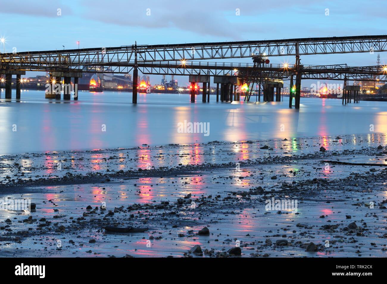 Nachtleben in der Themse, London, England Stockfoto