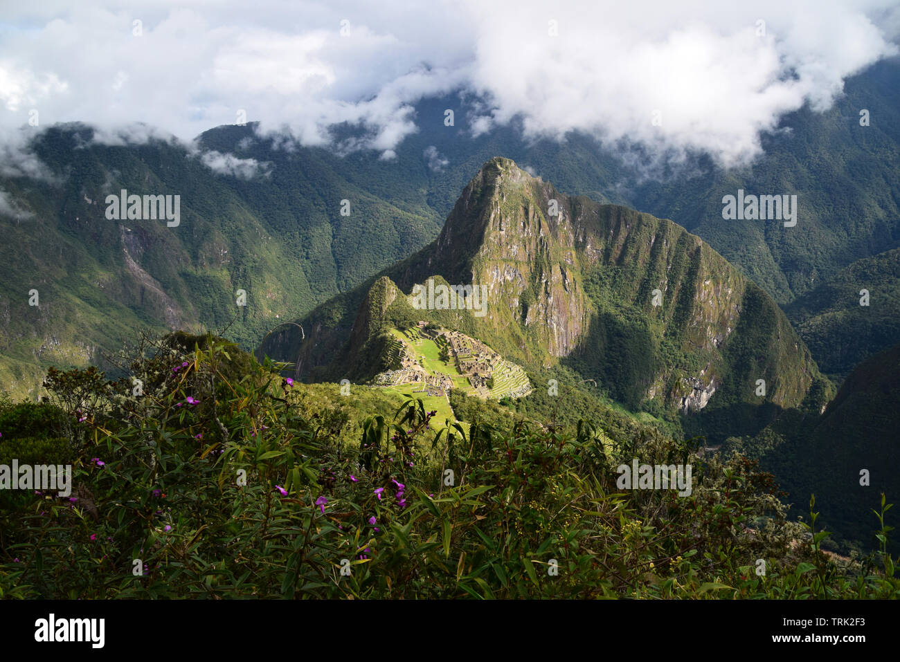 Machu Picchu ist von Bergen umgeben Stockfoto