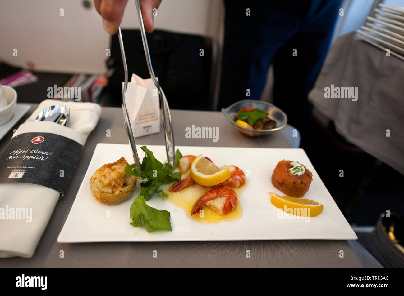 Gourmet Food Service in der Business Class Abschnitt von Turkish Airlines Flug von Istanbul nach Los Angeles, Stockfoto