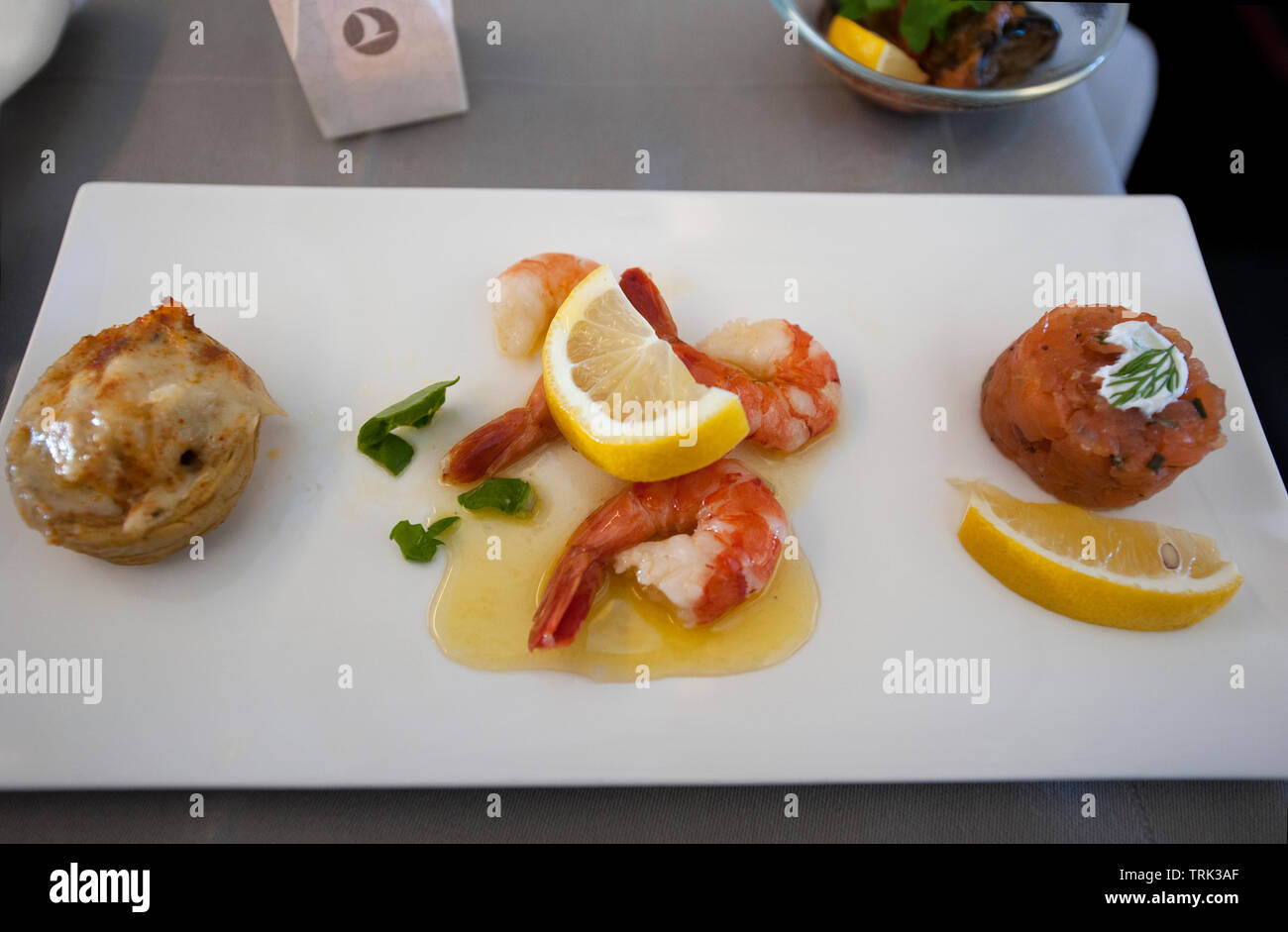 Gourmet Food Service in der Business Class Abschnitt von Turkish Airlines Flug von Istanbul nach Los Angeles, Stockfoto