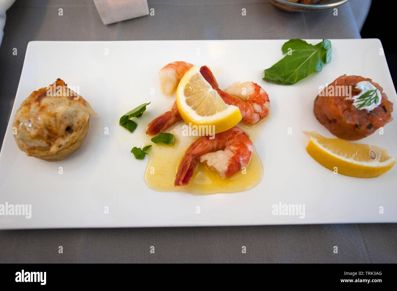 Gourmet Food Service in der Business Class Abschnitt von Turkish Airlines Flug von Istanbul nach Los Angeles, Stockfoto