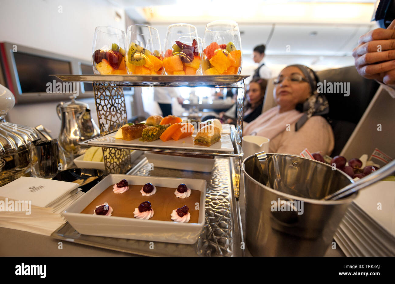 Ein reisender Umfragen Dessert Auswahl in der Business Class von Turkish Airlines Flug Stockfoto