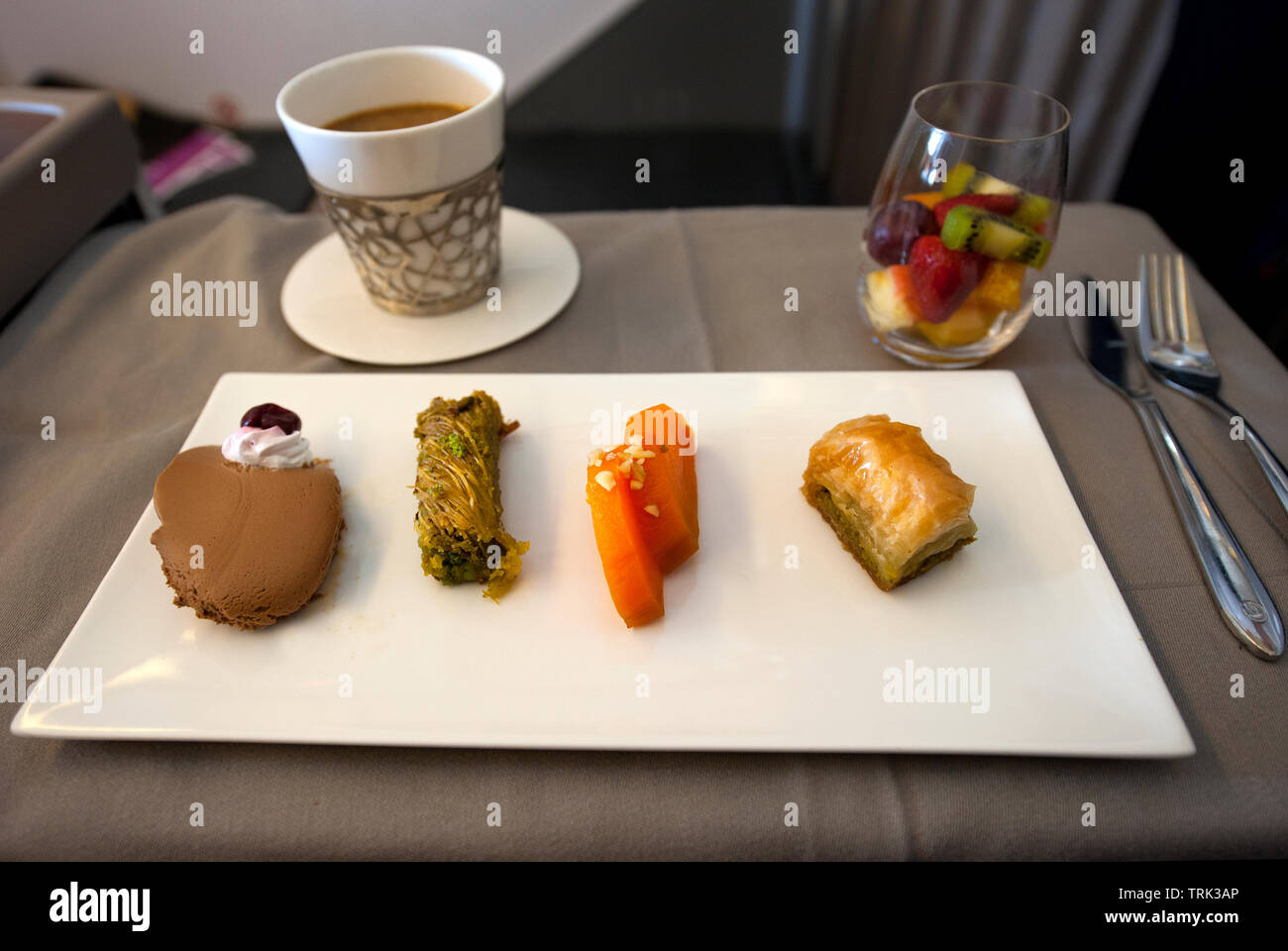 Nachtisch ist Teil der Gourmet Food Service in der Business Class Abschnitt von Turkish Airlines Flug von Istanbul. Stockfoto