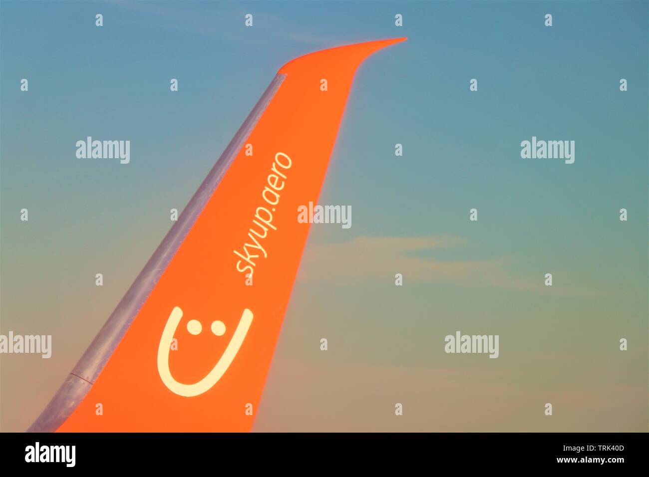 Panoramablick auf das Luftbild von Rimini, von der Innenseite der Skyup Flug. Ukraine Airline. Im Vordergrund der Flügel, im Hintergrund der Adria. Stockfoto
