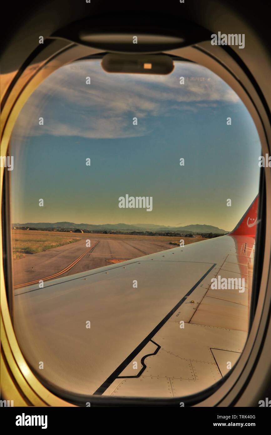 Panoramablick auf das Luftbild von Rimini, von der Innenseite der Skyup Flug. Ukraine Airline. Im Vordergrund der Flügel, im Hintergrund der Adria. Stockfoto