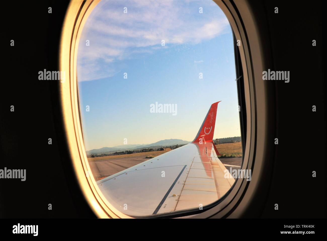 Panoramablick auf das Luftbild von Rimini, von der Innenseite der Skyup Flug. Ukraine Airline. Im Vordergrund der Flügel, im Hintergrund der Adria. Stockfoto