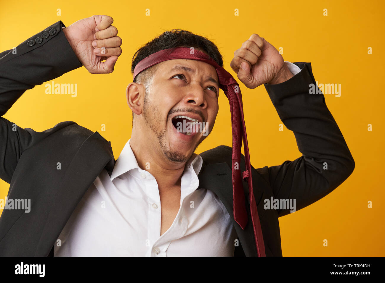 Asiatischer Mann gähnen Portrait auf gelbem Hintergrund Stockfoto