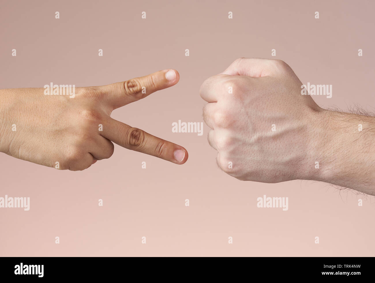 Schere Papier rock Spiel. Schere und rock Hände isoliert. Spiel gewinnen oder verlieren. Stockfoto