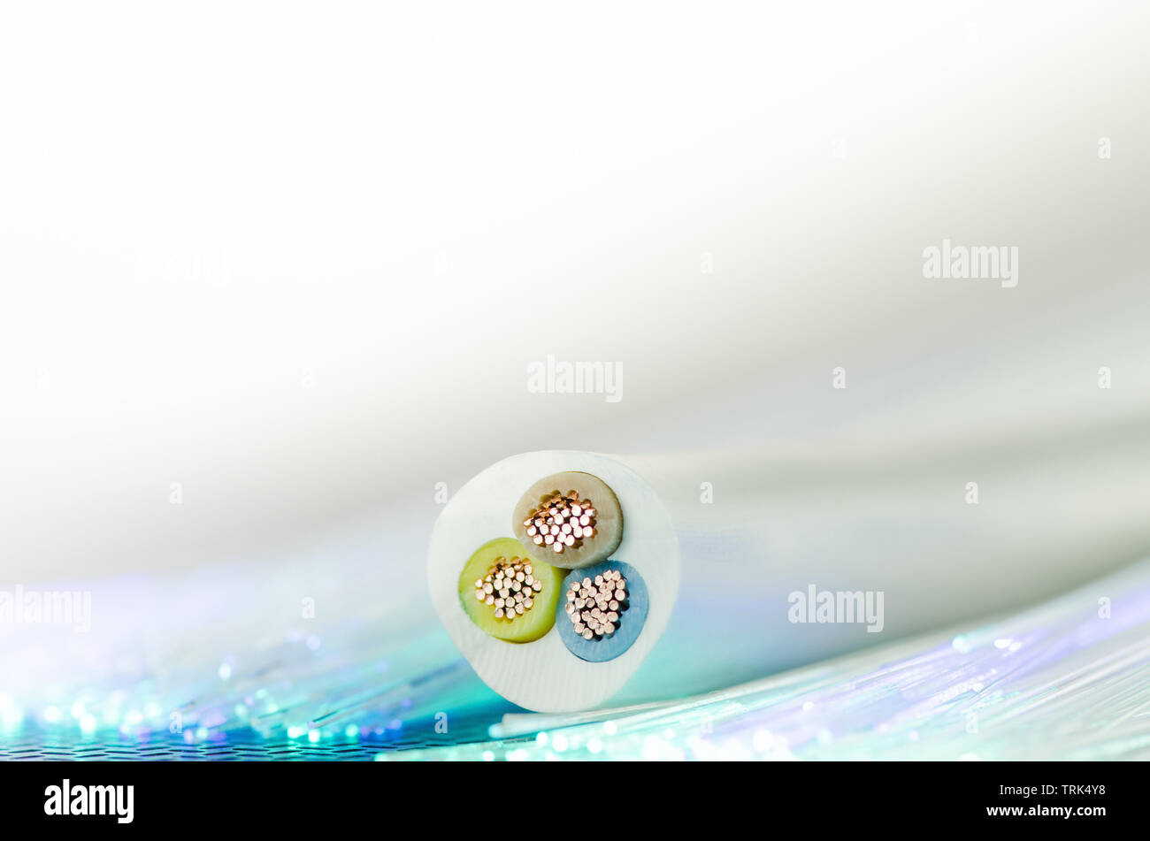 Der Querschnitt der PVCKabel bestehend aus drei Kerne liegt auf einem