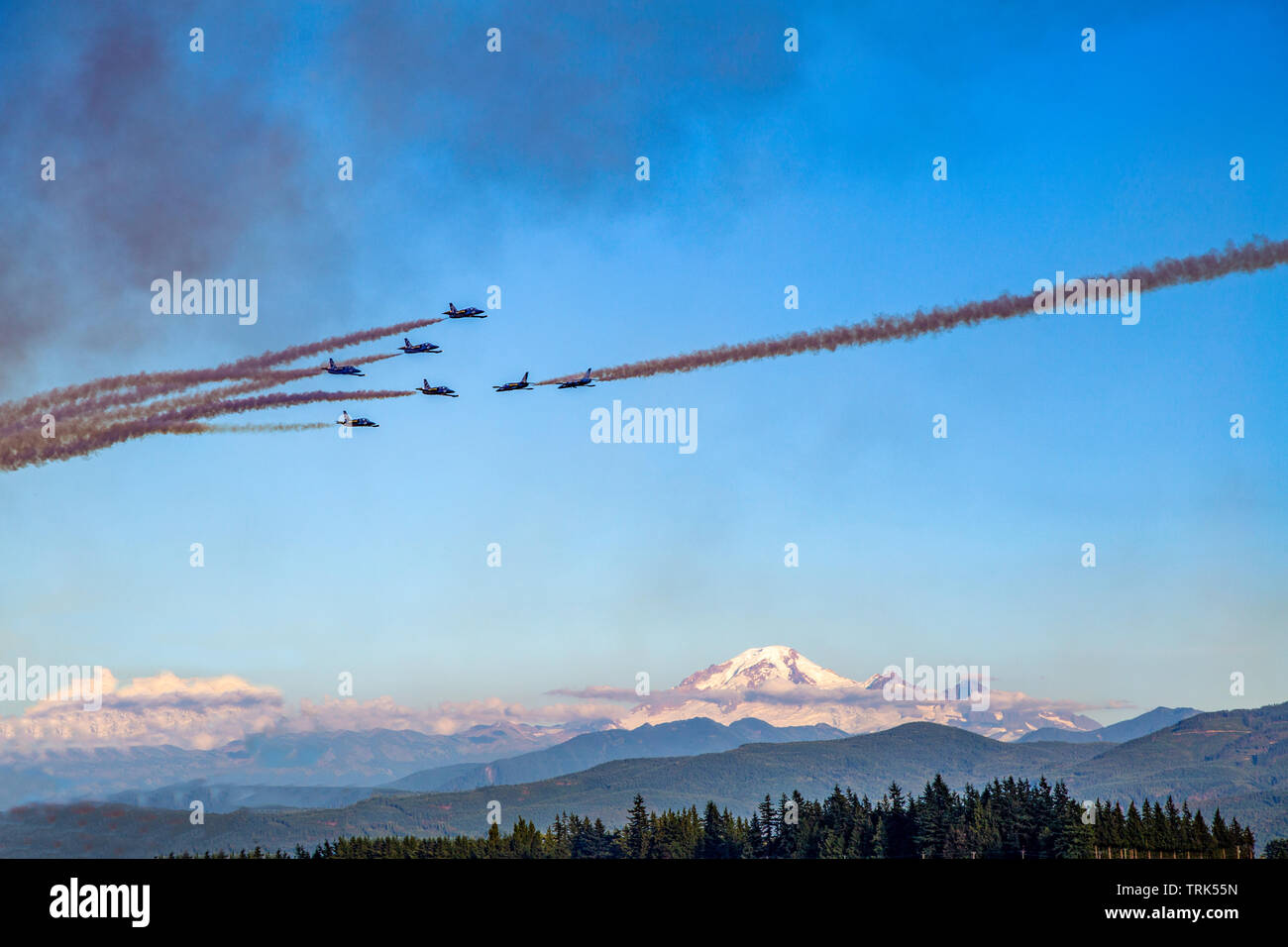 Breitling Jet Team fliegen bei Airshow mit Mount Baker im Hintergrund Stockfoto