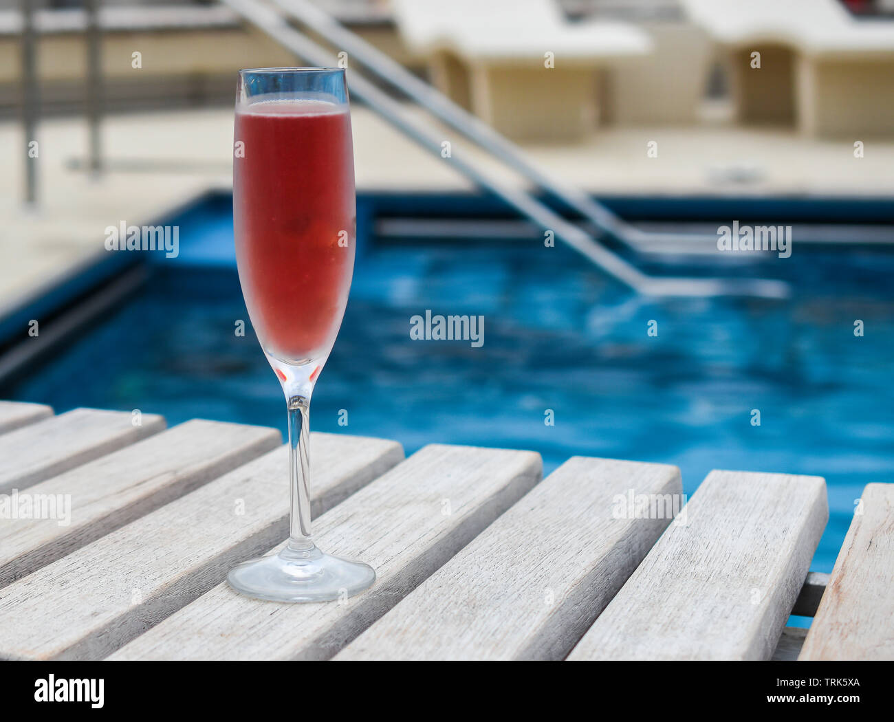 Cocktail des Tages: Kir Royal in der Nähe ein Schwimmbad auf einem Sommerurlaub. Stockfoto