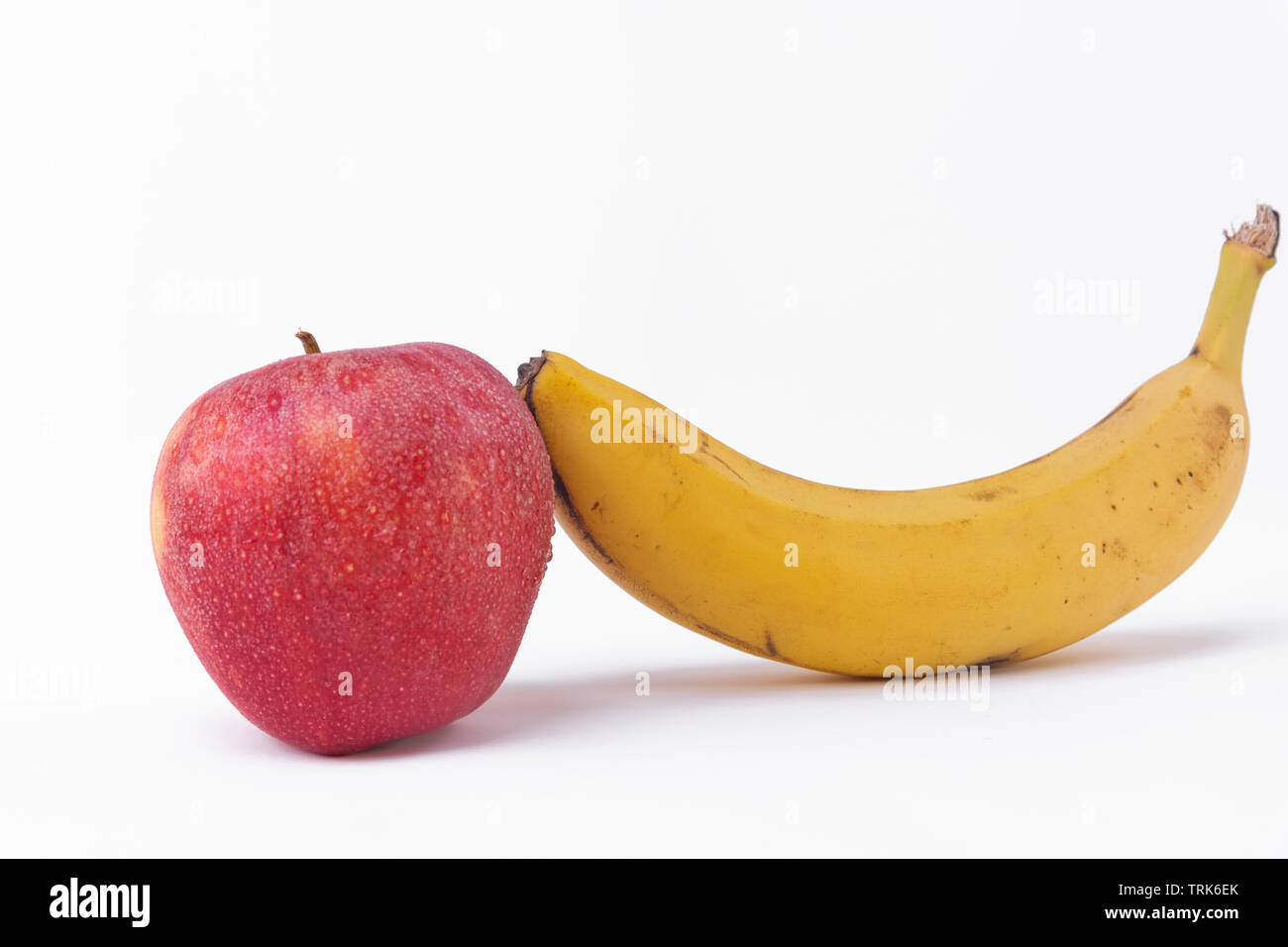 Roter Apfel und eine Banane isoliert studio Foto. Stockfoto