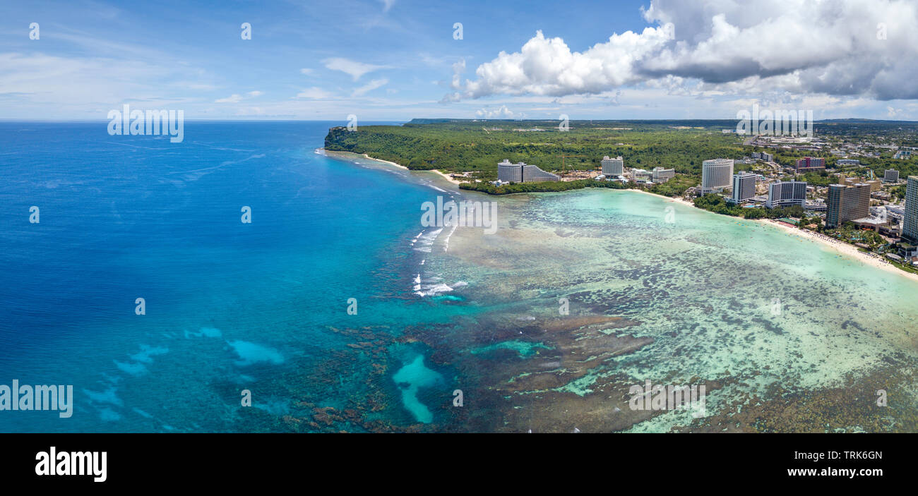 Eine Antenne Panorama der nördlichen Ende von Tumon Bay mit seinen Hotels und Strand und zwei Liebende, Guam, Mikronesien, Mariana Inseln, Pazifik. Stockfoto