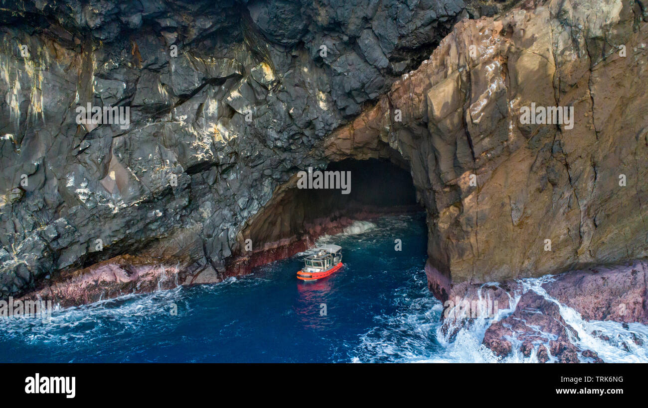Eine Luftaufnahme eines Schiffes neben Mokumanu Insel, Außerhalb der Kaneohe Bay vor der Northshore von Oahu, Hawaii. Stockfoto