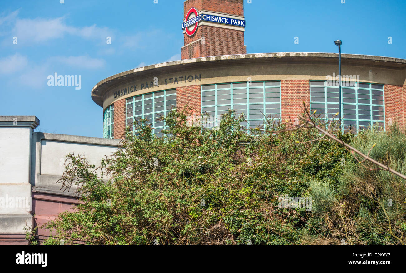 Teil außerhalb von Chiswick Park U-Bahn Station, einem denkmalgeschützten Gebäude, das die District Line in Chiswick, London, England, UK dient. Stockfoto