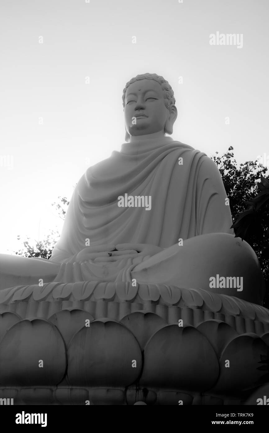 Schwarze und weiße Buddha Statue Stockfoto