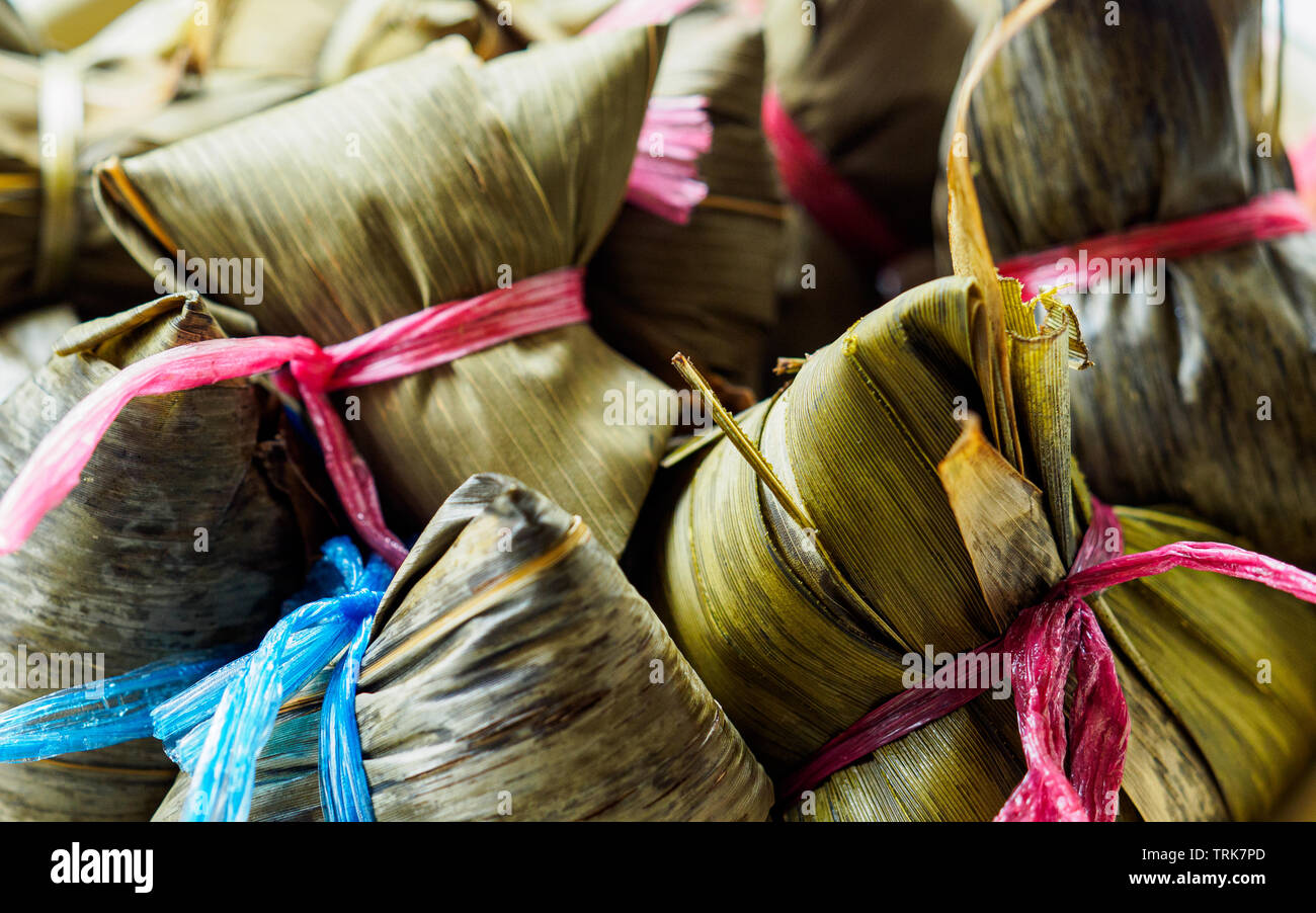 Nahaufnahme aus Gedämpftem asiatischen Reis Knödel (Zongzi), ein traditionelles Essen bei Dragon Boat Festival gegessen Stockfoto