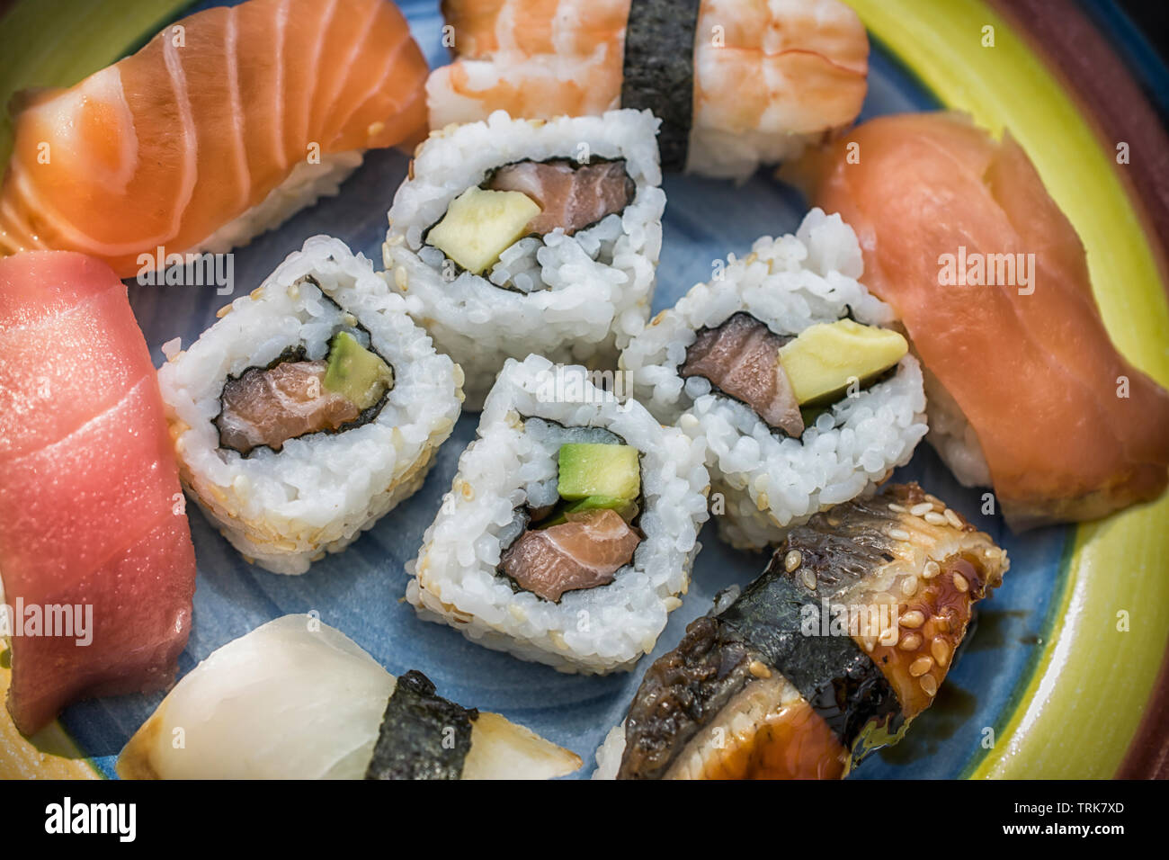 Eine Nahaufnahme der verschiedenen Sushi auf einem bunten Teller Stockfoto