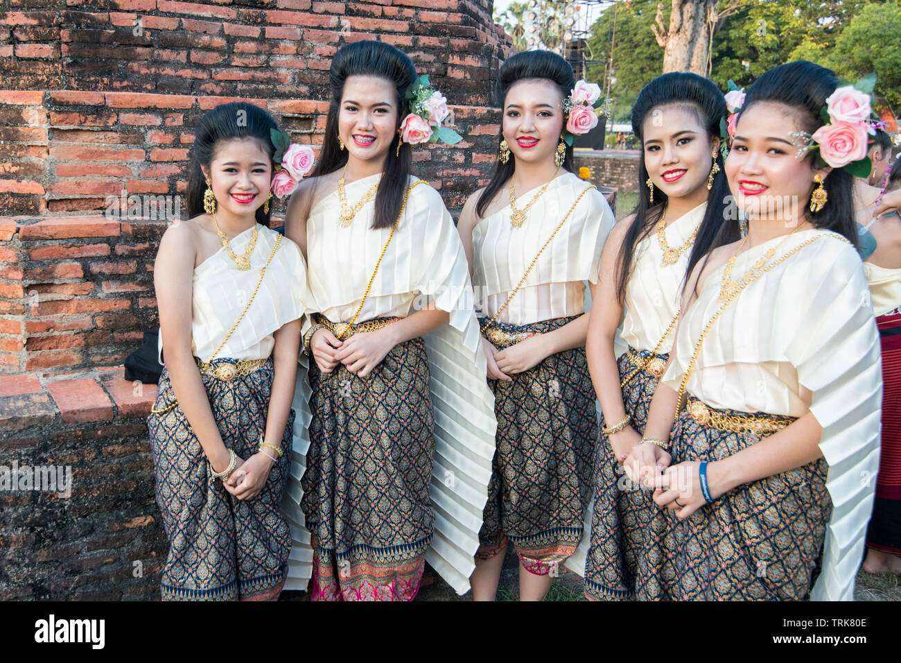 Traditionelle dresst Thai Leute an der Loy Krathong Festival im Historischen Park in Sukhothai in der Provinz Sukhothai in Thailand. Thailand, Sukh Stockfoto
