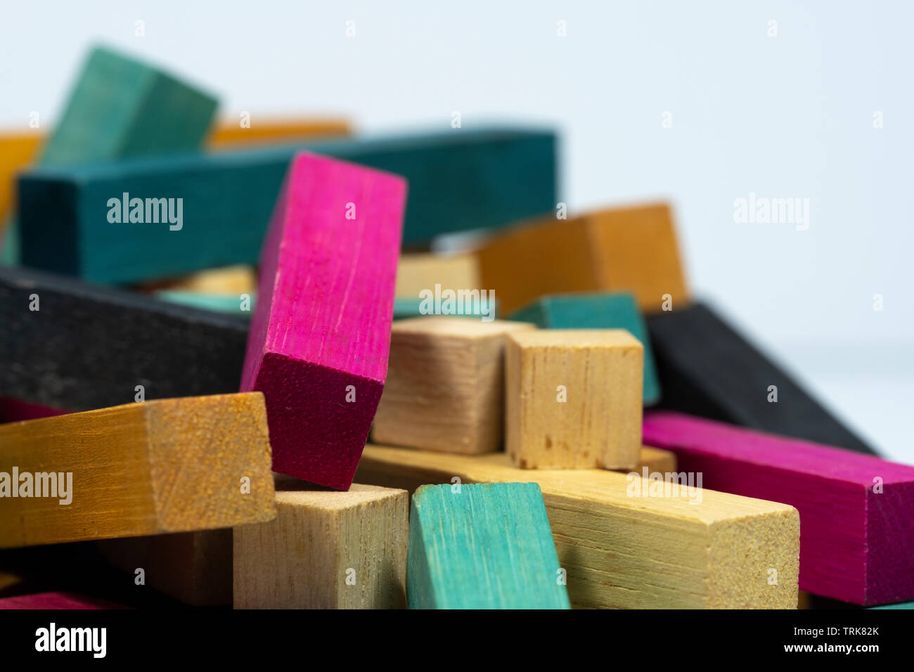 Vintage Set von Cuisenaire Stäbe gestapelt in zufälliger Haufen vor einem weißen Hintergrund Stockfoto