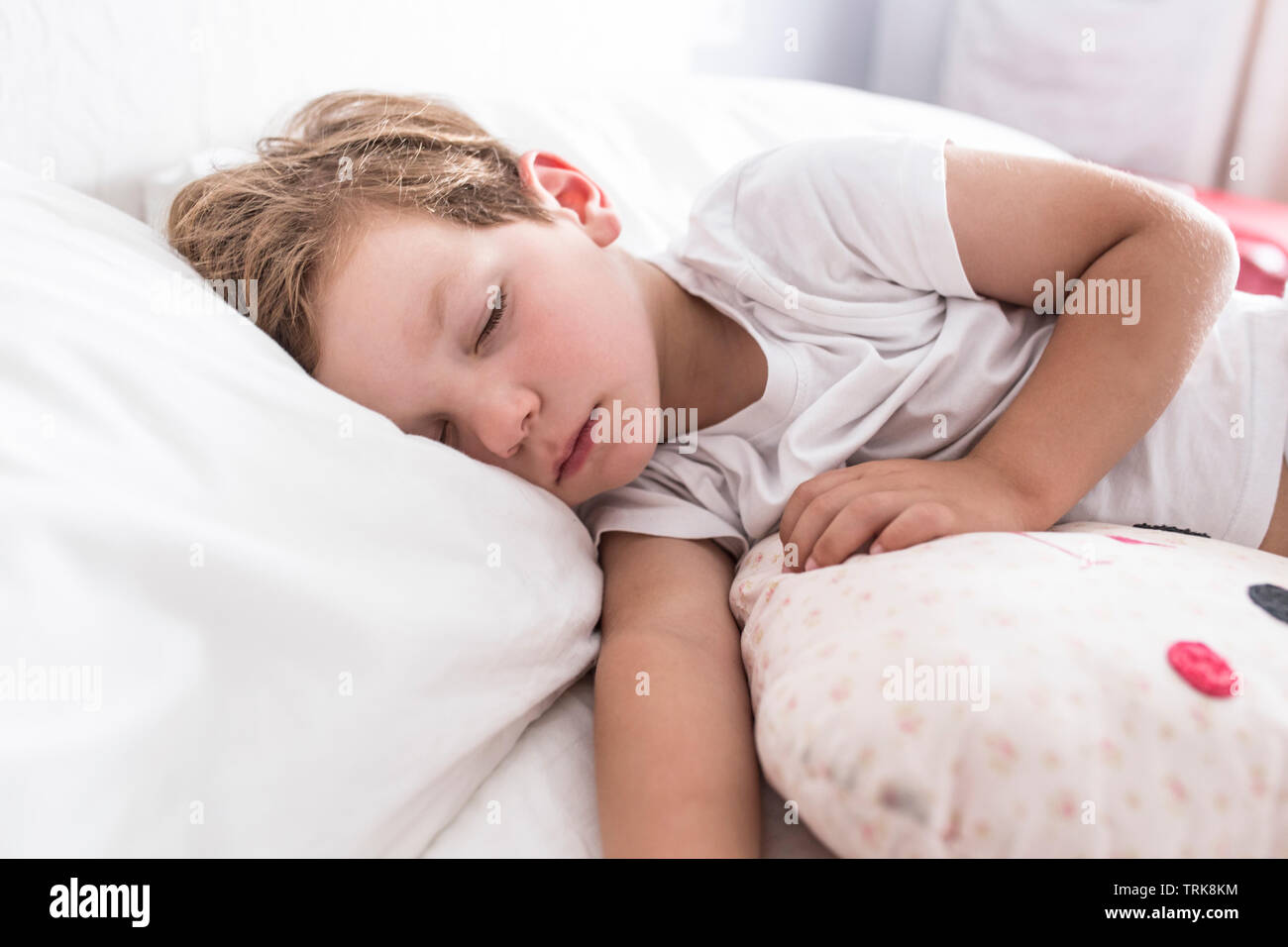 3 Jahre Kleinkind Junge Schlafen die Siesta auf dem Bett. Selektiver Fokus Stockfoto
