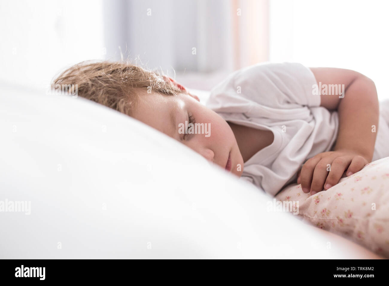 3 Jahre Kleinkind Junge Schlafen die Siesta auf dem Bett. Selektiver Fokus Stockfoto