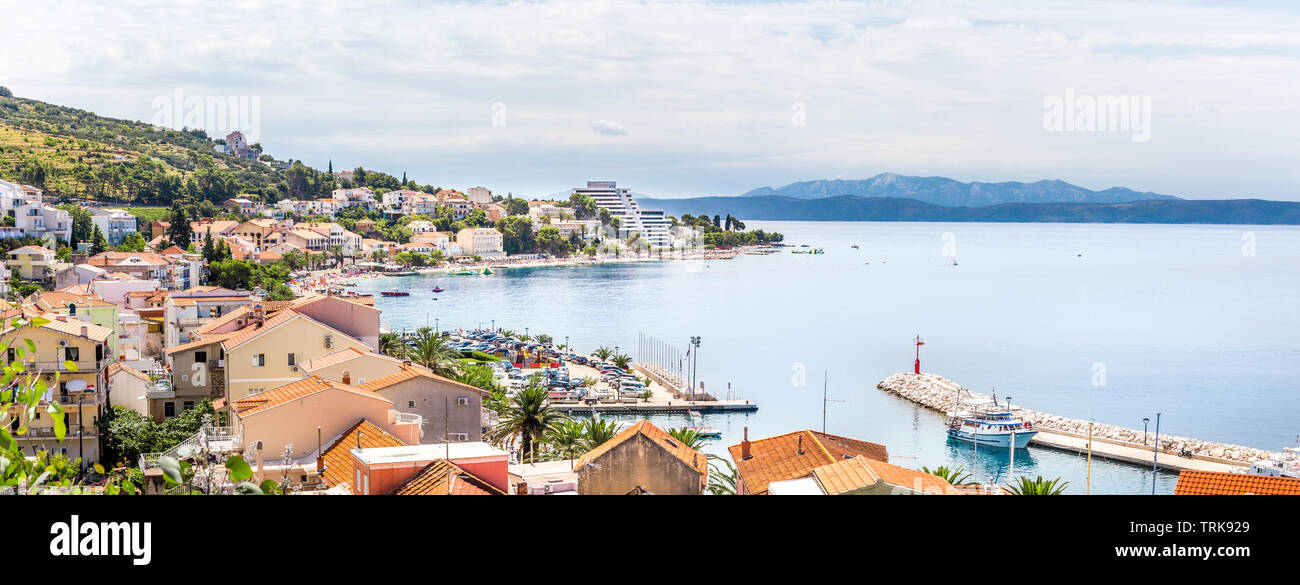 Luftaufnahme von Podgora Dorf, schöne kroatische Küste Marine Stockfoto