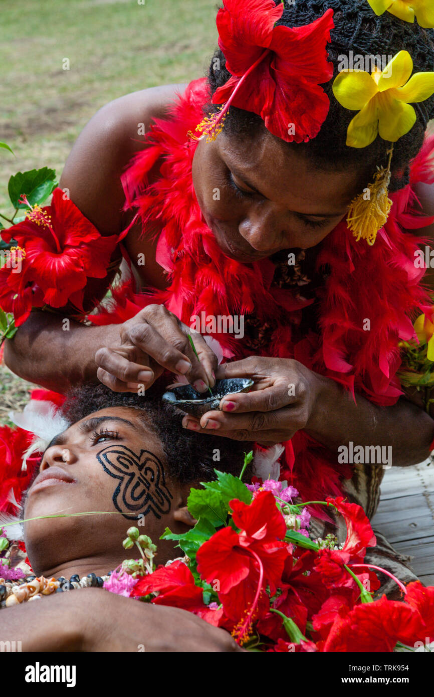 Demonstration der klassischen Gesichtsbehandlung Tattoo, Tufi, Oro Provinz, Papua Neu Guinea Stockfoto