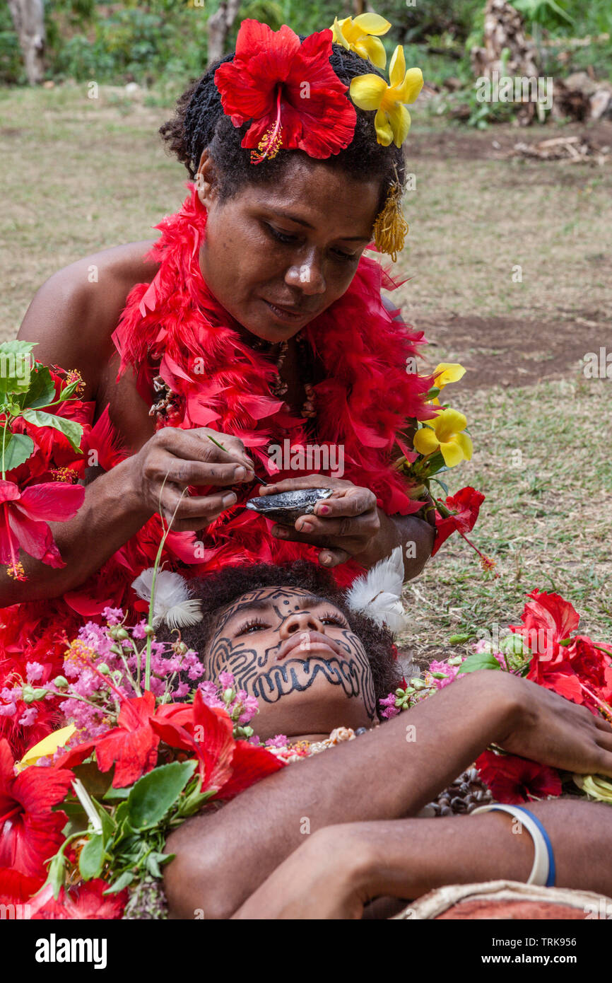Demonstration der klassischen Gesichtsbehandlung Tattoo, Tufi, Oro Provinz, Papua Neu Guinea Stockfoto