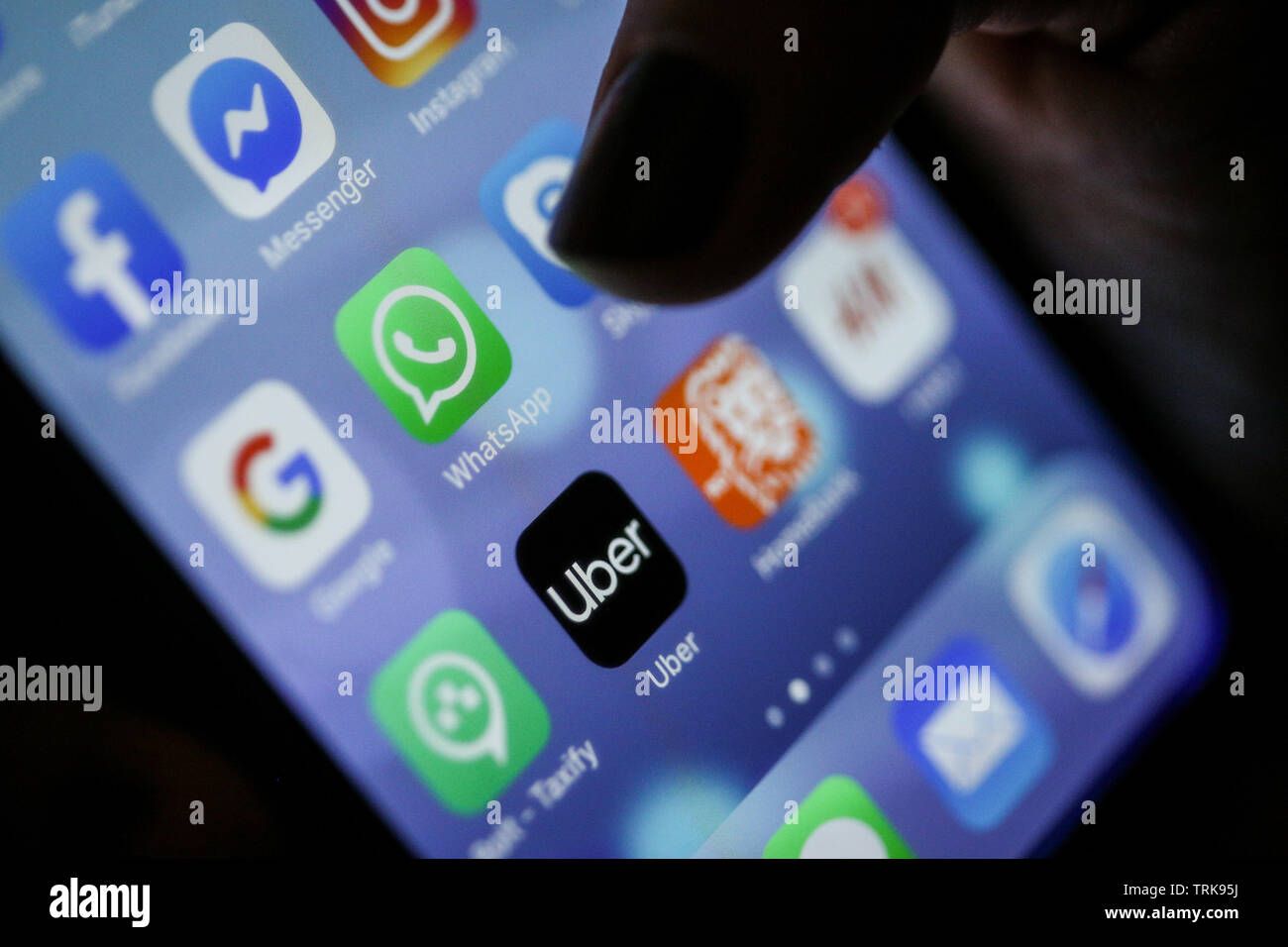 Bukarest, Rumänien, 14. Mai 2019: Makro Bild mit verschiedenen Anwendungen (Uber, Whatsapp, Messenger, LinkedIn, Facebook, Skype) auf einem mobilen Gerät. Stockfoto