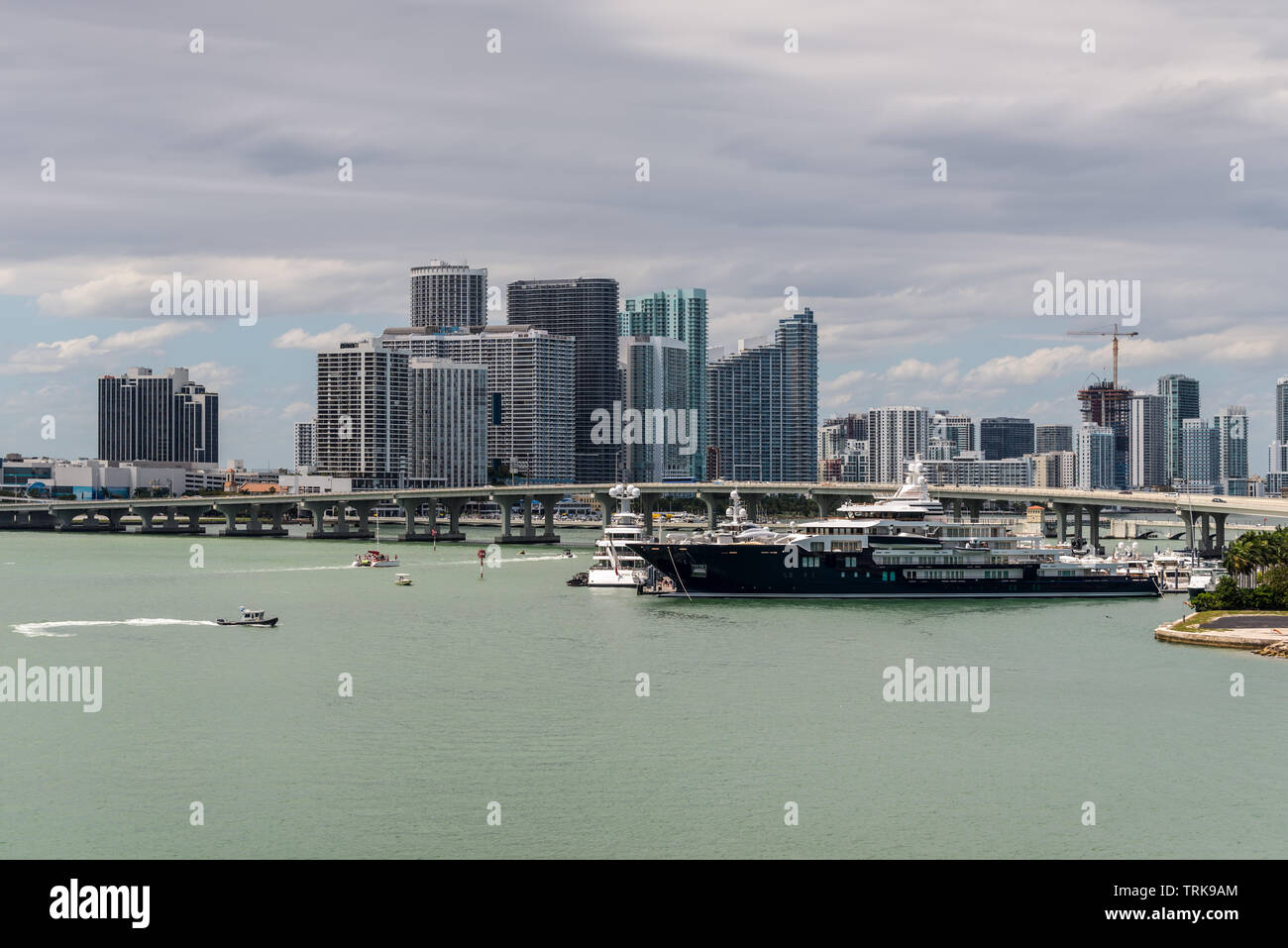 Miami, FL, Vereinigte Staaten - 20 April, 2019: Miami Skyline von Dodge Island an der Biscayne Bay gesehen. Lange Verkehr Brücke und Luxus Yacht in der Fo Stockfoto
