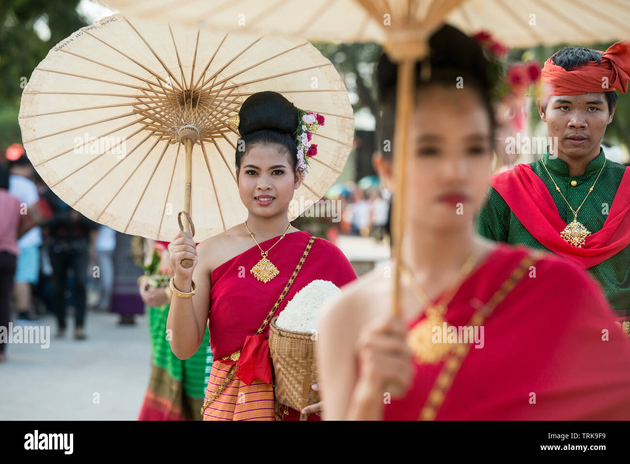 Traditionelle dresst Thai Leute an der Loy Krathong Festival im Historischen Park in Sukhothai in der Provinz Sukhothai in Thailand. Thailand, Sukh Stockfoto