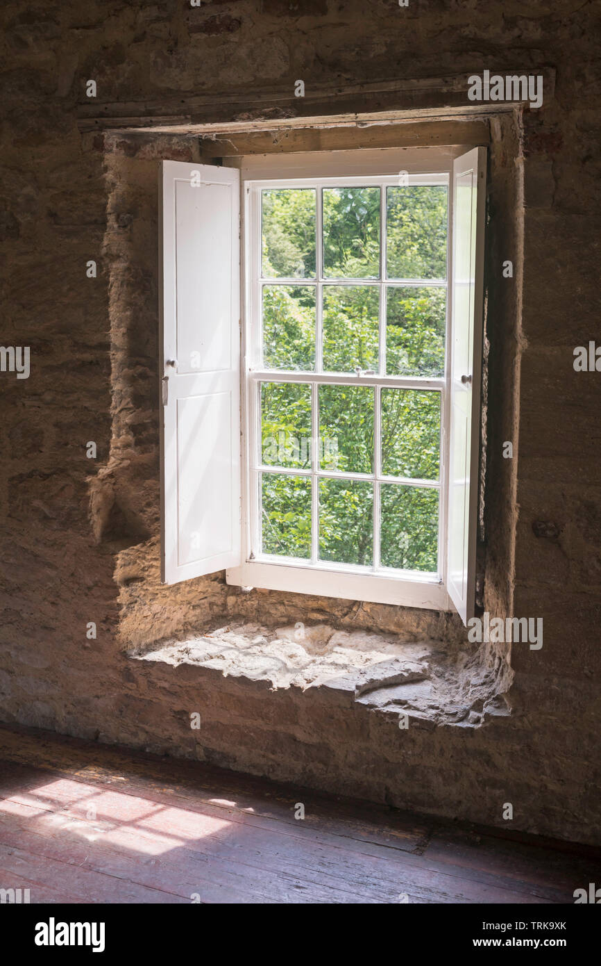 Durch ein Shuttered Schiebefenster in Aydon Hall, in der Nähe der South Brent, Northumberland, England, Großbritannien Stockfoto