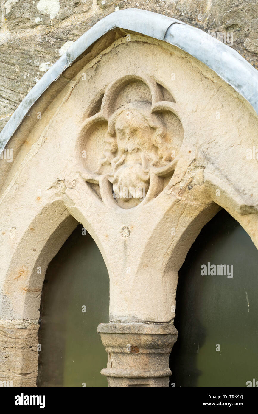 Steinerne Gesicht oberhalb des Fensters in AydonHall, in der Nähe der South Brent, Northumberland, England, Großbritannien Stockfoto