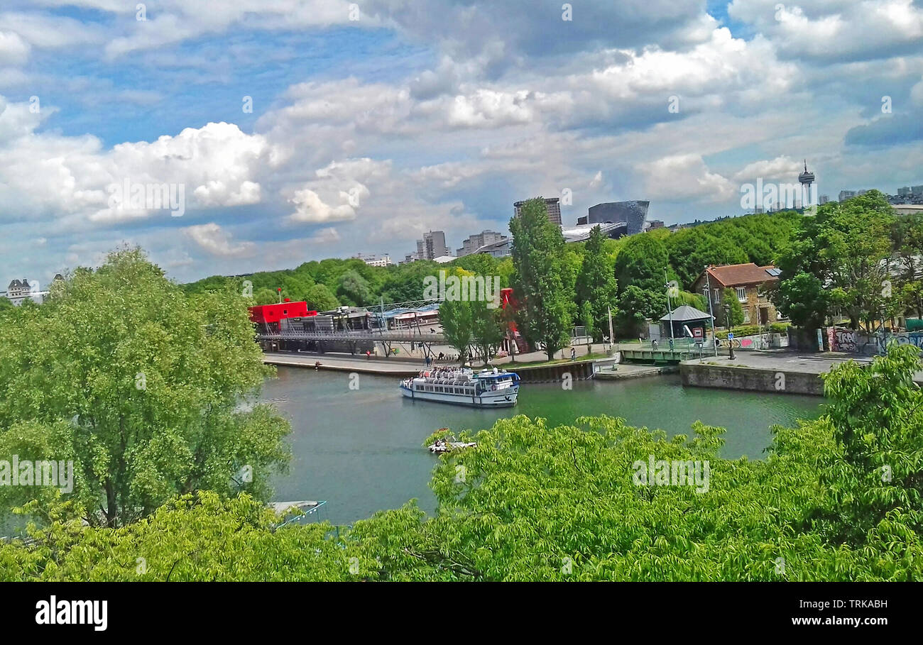 Bootstouren auf dem Ourcq Kanal. Im Hintergrund der Park von La Villette, Paris, Ile-de-France, Frankreich Stockfoto