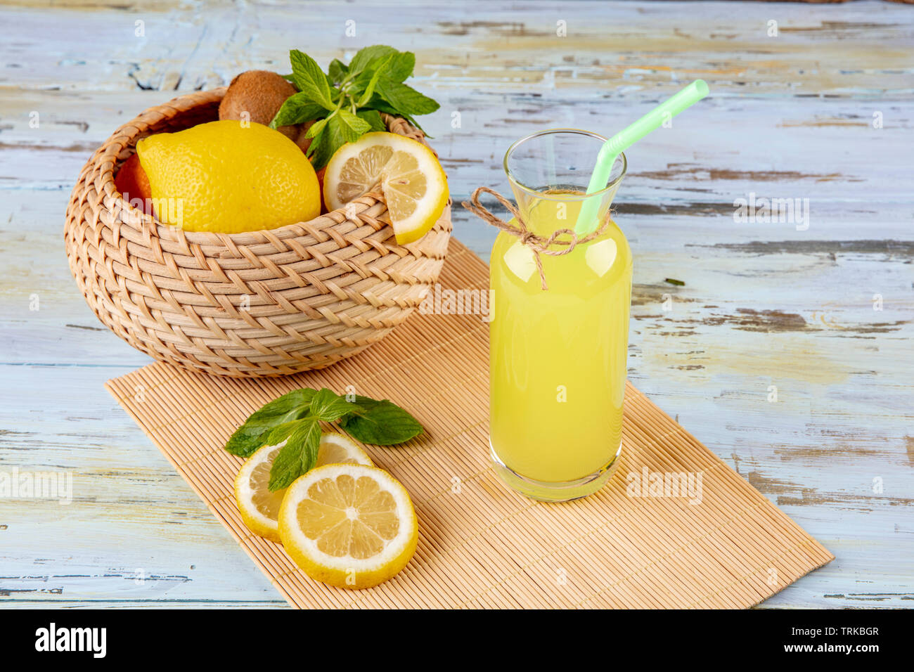 Frische Früchte im Sommer Wasser oder Limonade mit Zitrone und Minze auf Holz Hintergrund. Close Up. Stockfoto