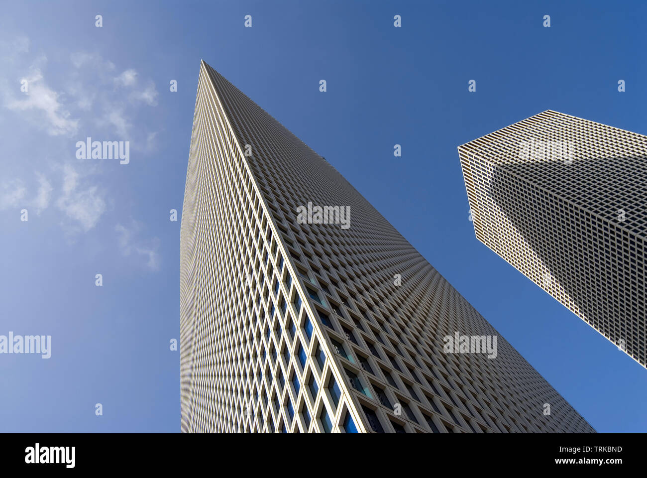 Skyscraper tops gegen den blauen Himmel. Ansicht von unten Stockfoto