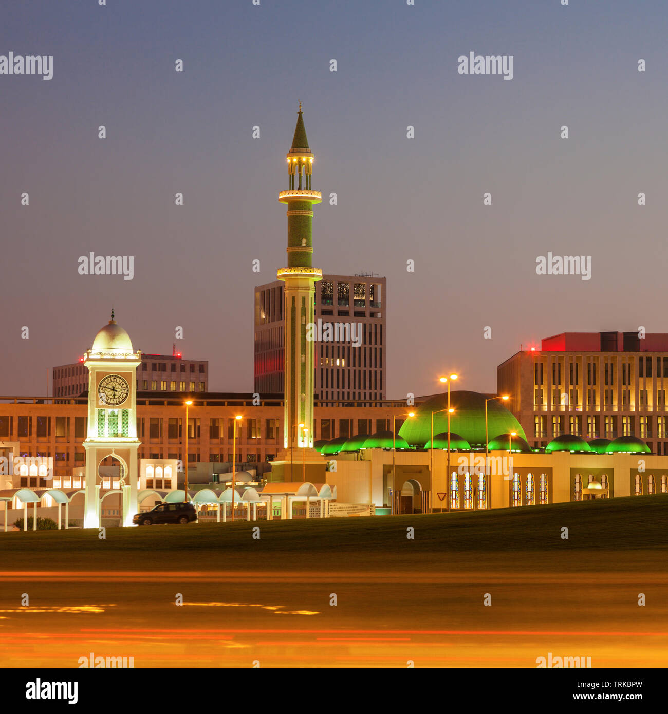 Große Moschee und Uhrturm in Doha. Doha, Ad-Dawhah, Katar. Stockfoto