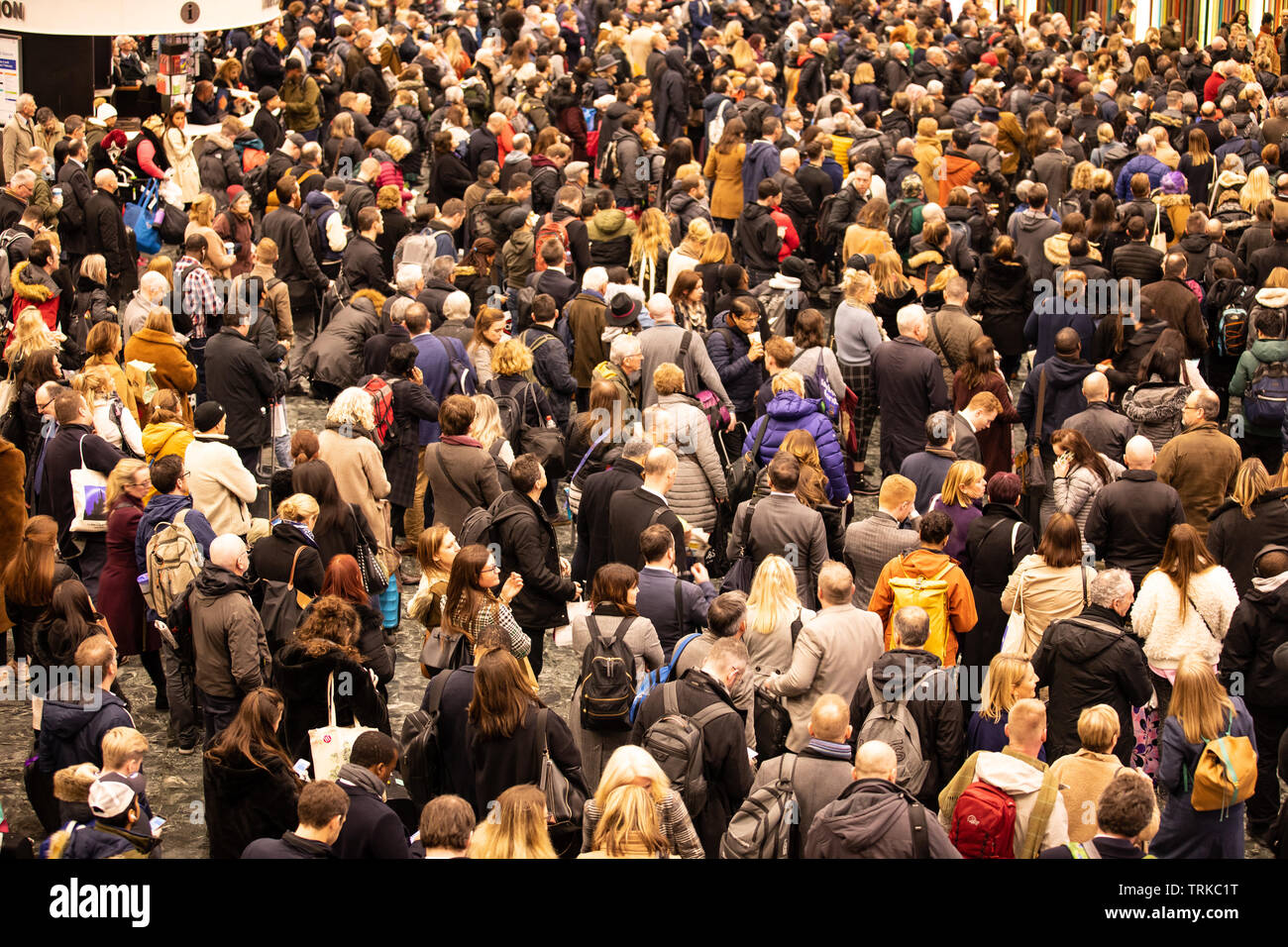 Crowded more crowded the most crowded. Crowded place. more crowded форма. синонимы crowded. предложение со словом crowded place.