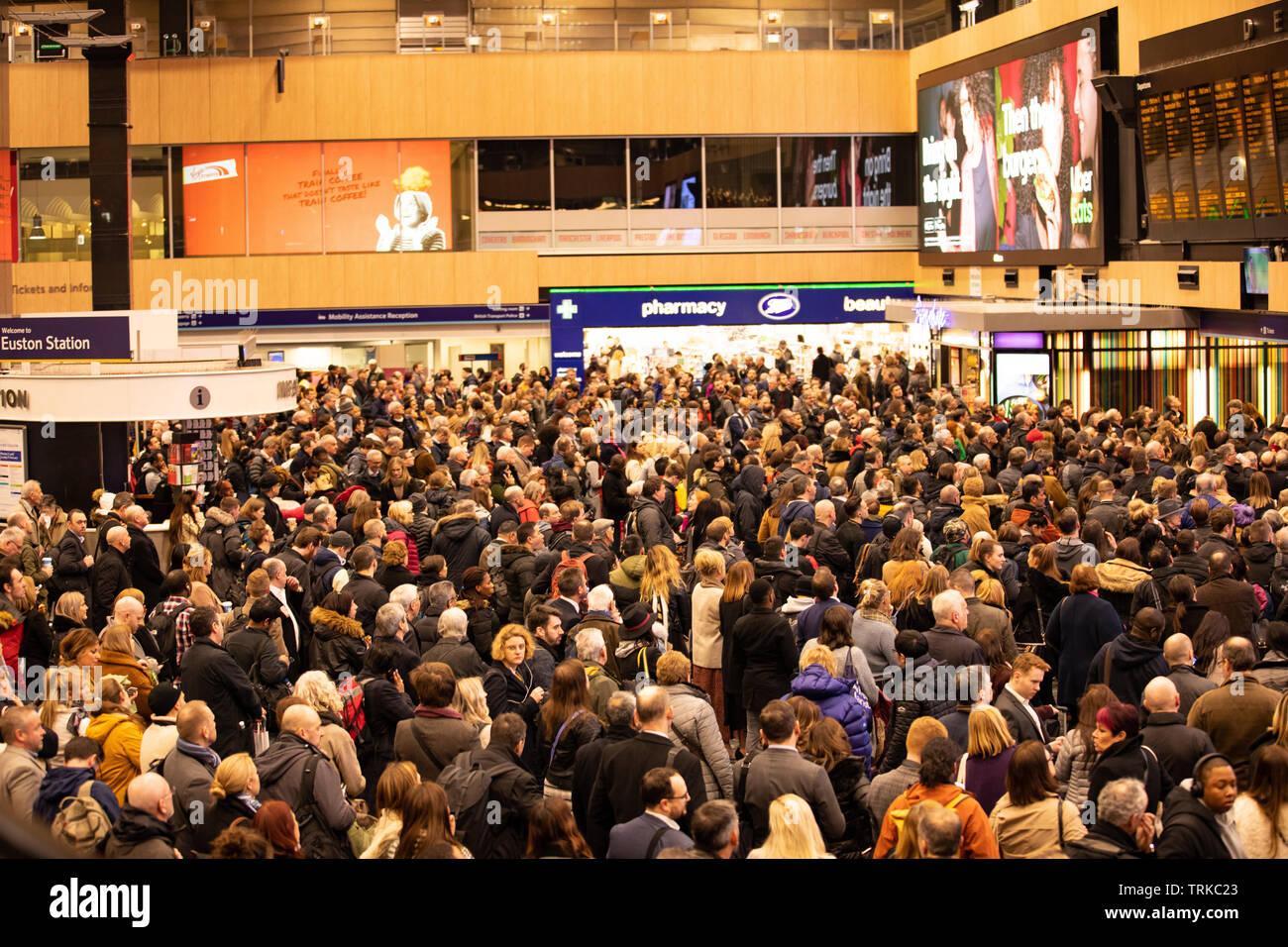 Menge warten auf die Züge am Bahnhof Euston Stockfoto