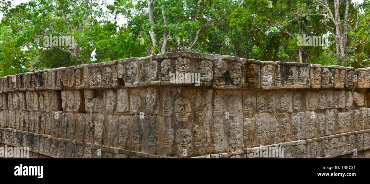 Plataforma de los Cráneos o Tzompantli. Yacimiento Arqueológico Maya de Chichén Itzá. Estado de Yucatán, Península de Yucatán, México, América Stockfoto