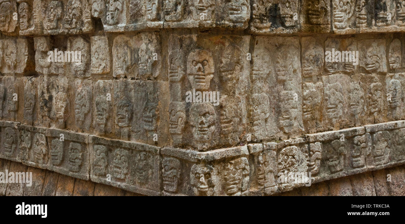 Plataforma de los Cráneos o Tzompantli. Yacimiento Arqueológico Maya de Chichén Itzá. Estado de Yucatán, Península de Yucatán, México, América Stockfoto