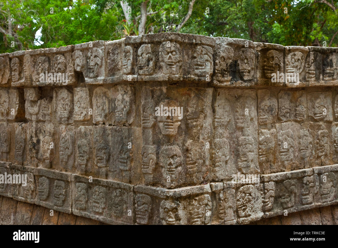 Plataforma de los Cráneos o Tzompantli. Yacimiento Arqueológico Maya de Chichén Itzá. Estado de Yucatán, Península de Yucatán, México, América Stockfoto