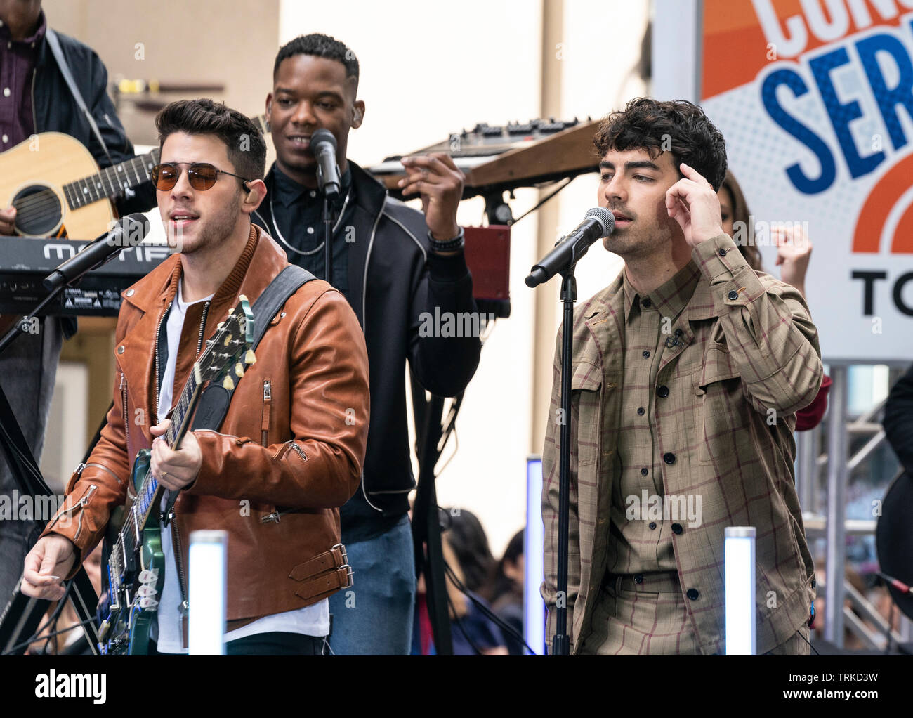 New York, NY - Juni 7, 2019: Nick Jonas, Joe Jonas von den Jonas Brothers Band durchführen auf NBC Today Show am Rockefeller Plaza Stockfoto